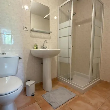 Du Milieu - 8 Personnes En Pleine Campagne Et Riviere By Primo